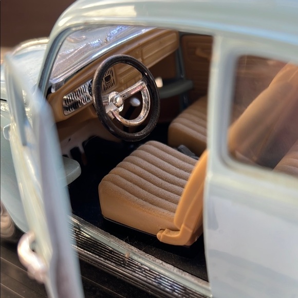 VOLKSWAGEN Beetle 1967 Light Blue 1/18 Diecast Car by Road Signature 92078BL - Picture 7 of 10